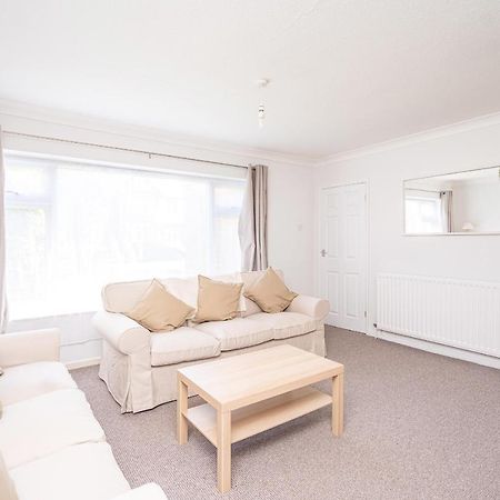 Spacious 5 Bedroom House - Sleeps 7 - 3-Car Driveway - Work - Leisure Wolverhampton Dış mekan fotoğraf