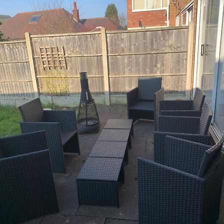 Spacious 5 Bedroom House - Sleeps 7 - 3-Car Driveway - Work - Leisure Wolverhampton Dış mekan fotoğraf