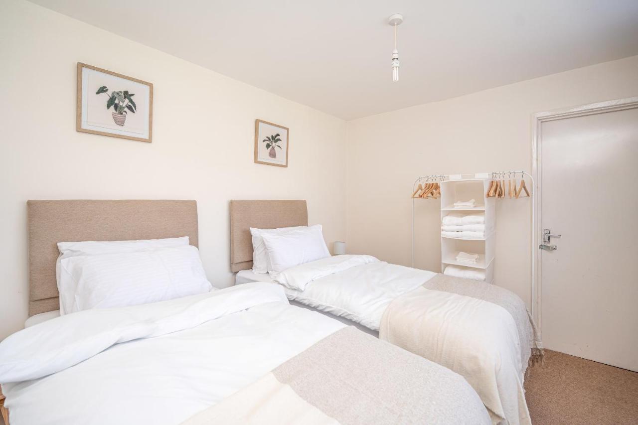 Spacious 5 Bedroom House - Sleeps 7 - 3-Car Driveway - Work - Leisure Wolverhampton Dış mekan fotoğraf