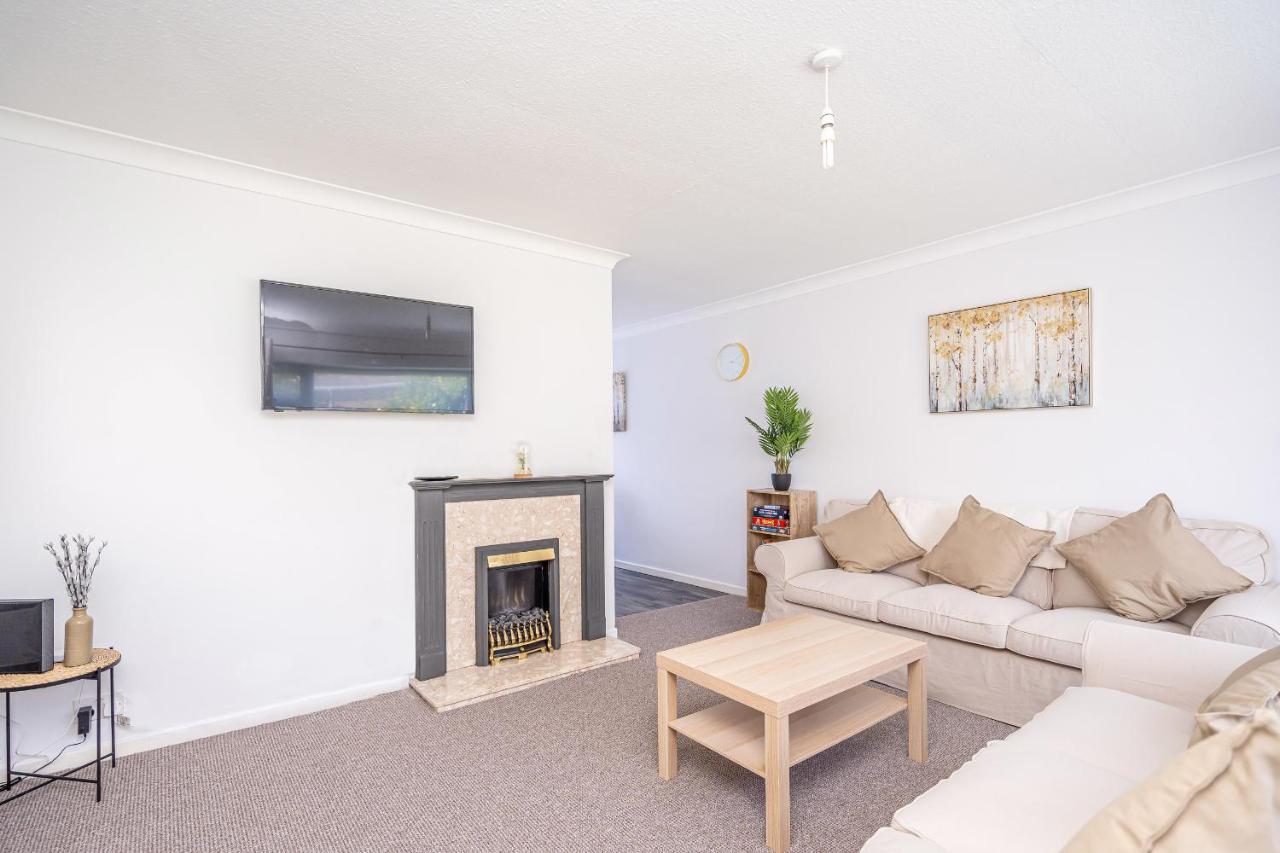 Spacious 5 Bedroom House - Sleeps 7 - 3-Car Driveway - Work - Leisure Wolverhampton Dış mekan fotoğraf