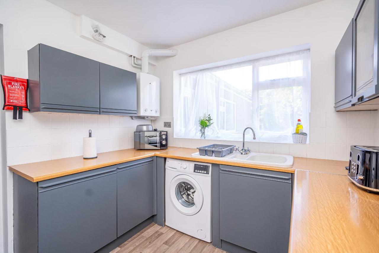 Spacious 5 Bedroom House - Sleeps 7 - 3-Car Driveway - Work - Leisure Wolverhampton Dış mekan fotoğraf