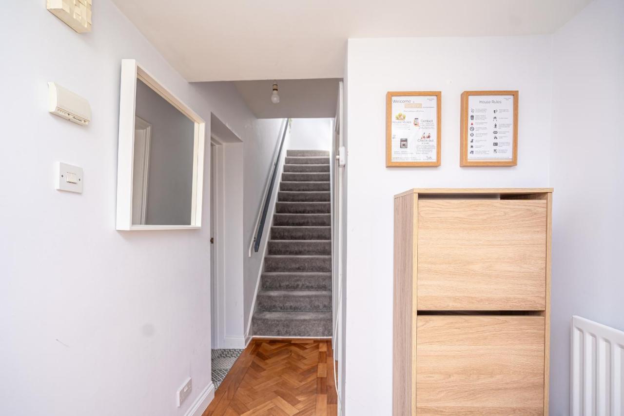 Spacious 5 Bedroom House - Sleeps 7 - 3-Car Driveway - Work - Leisure Wolverhampton Dış mekan fotoğraf
