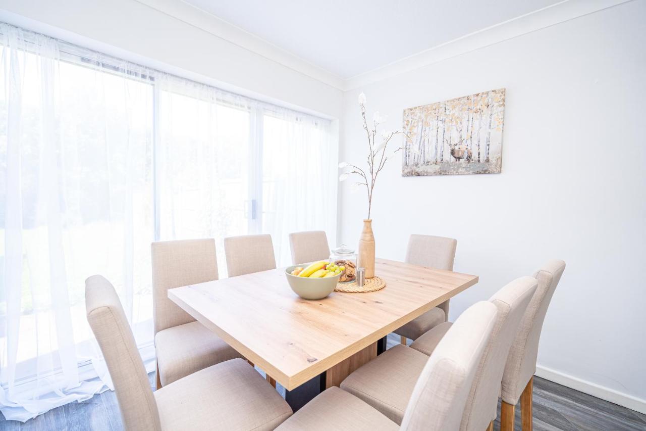 Spacious 5 Bedroom House - Sleeps 7 - 3-Car Driveway - Work - Leisure Wolverhampton Dış mekan fotoğraf