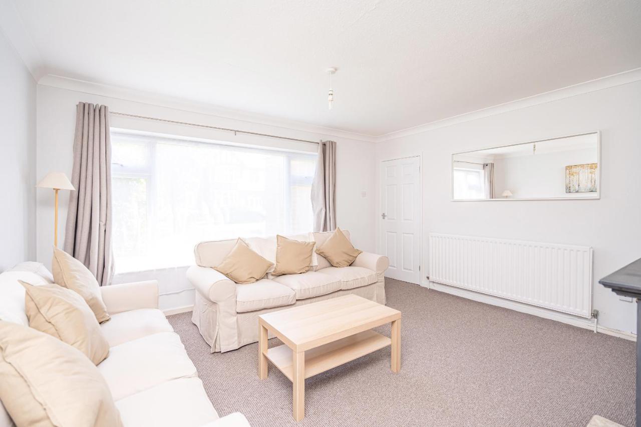 Spacious 5 Bedroom House - Sleeps 7 - 3-Car Driveway - Work - Leisure Wolverhampton Dış mekan fotoğraf